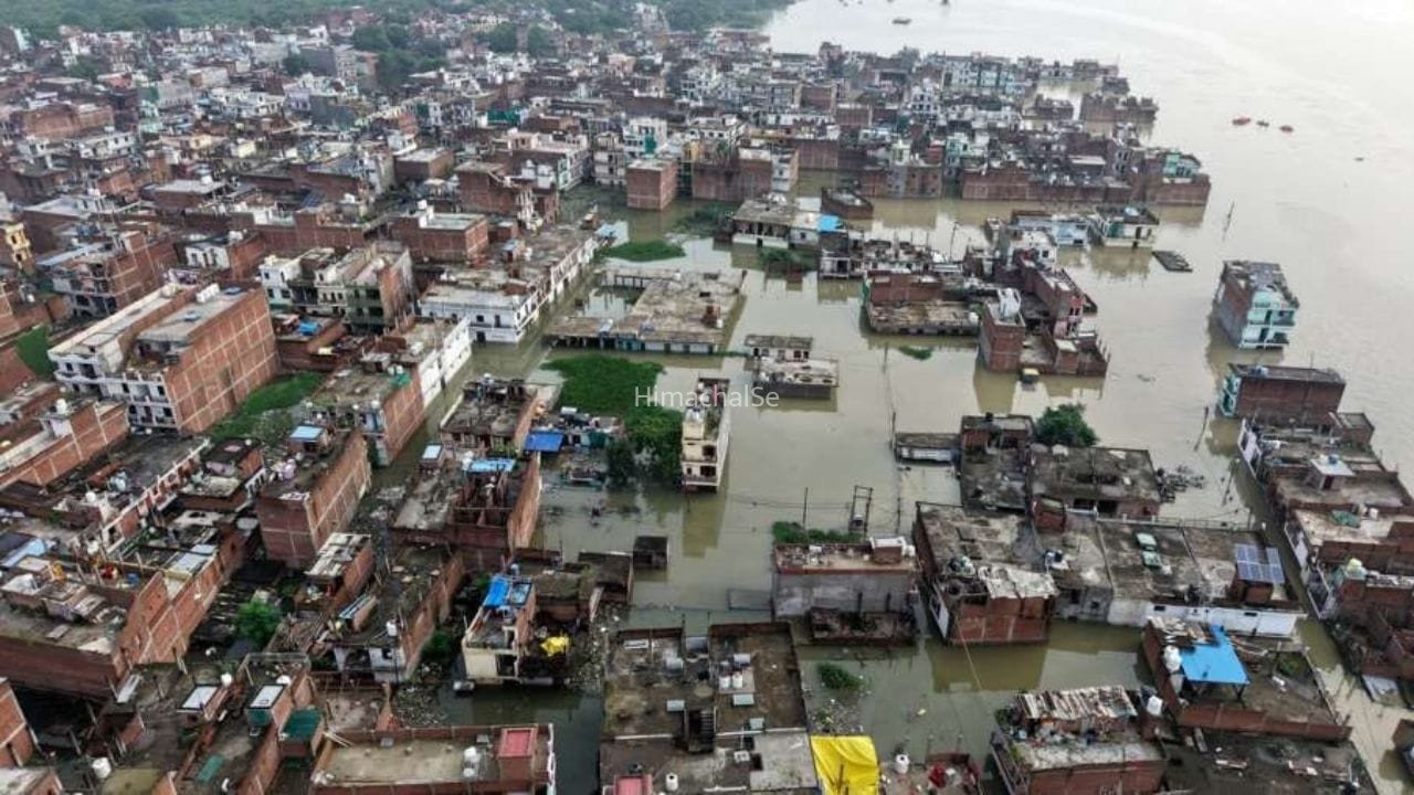 Prayagraj Flood Crisis: पंपसेट फेल, सड़कें जलमग्न और घर तक डूबे… प्रयागराज में स्मार्ट सिटी के दावे पानी-पानी!​