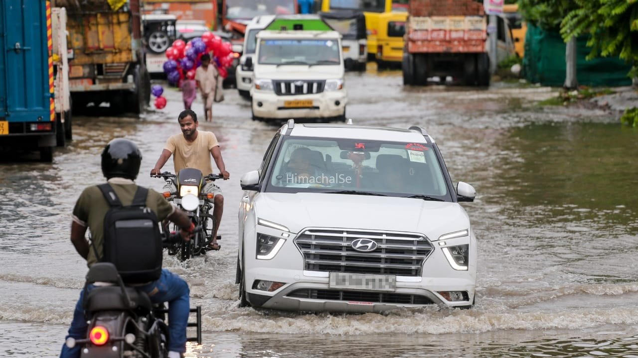 भारी बारिश से प्रयागराज के इलाकों में जलभराव, कॉलोनियों में घुसा पानी… घरों से निकलना हुआ मुश्किल​