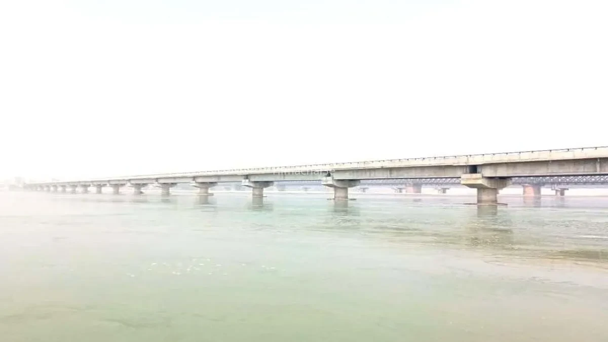 ‘चप्पल गिर गई है, बाइक रोको’… पति जैसे ही उतरा, महिला ने उठाया खौफनाक कदम! बालावाली गंगा पुल से छलांग लगाने के बाद तेज धार में तलाश जारी