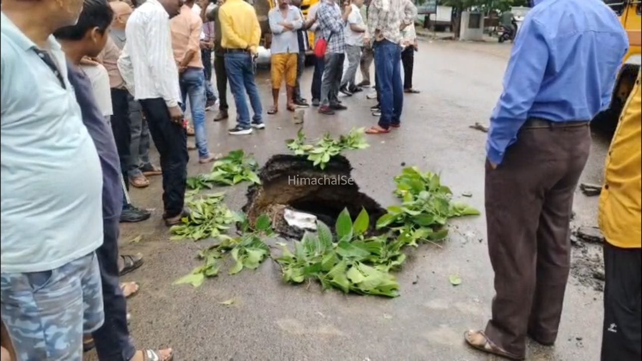 करोड़ों की लागत से बनी नई सड़क एक महीने में ही धंसी, जेल रोड पर हुआ 12 फीट का गड्ढा​