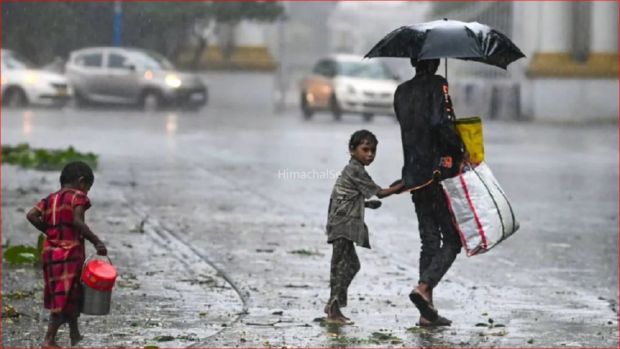 Aaj Ka Mausam: दिल्ली से लेकर UP-बिहार तक आज आंधी-बारिश का अलर्ट… हिमाचल-केरल और असम में नदियां उफान पर, देखें 15 राज्यों का हाल​