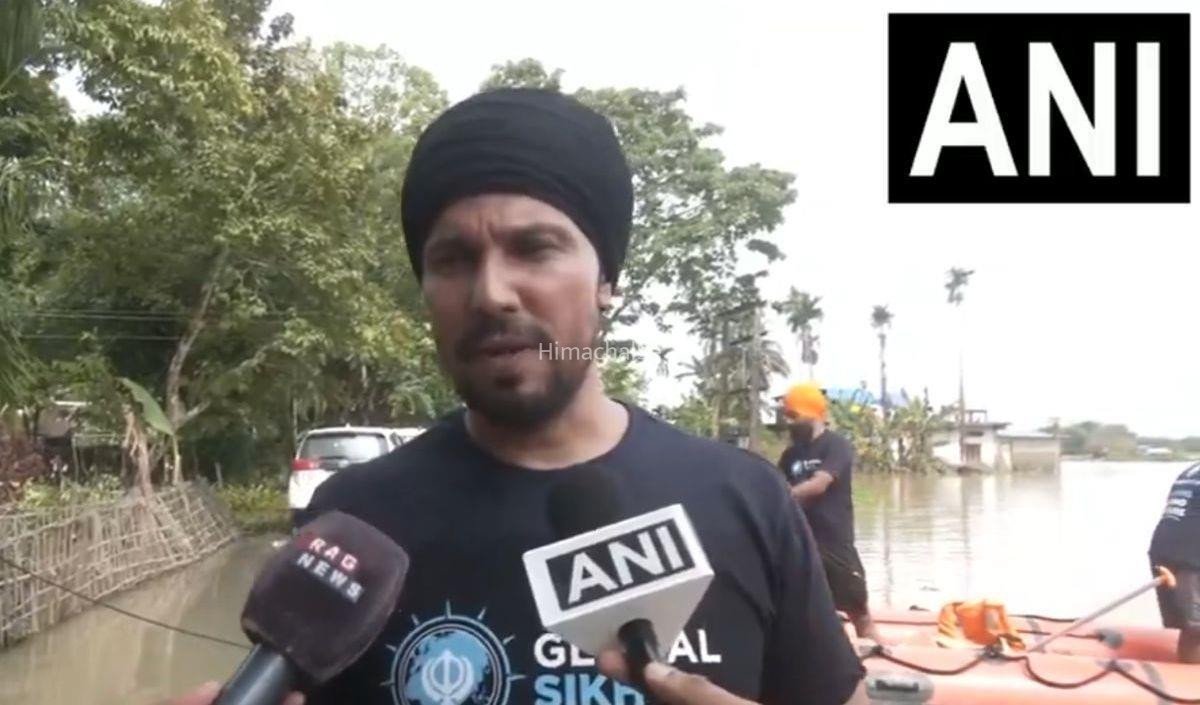 Global Sikhs के साथ मिलकर Assam में राहत कार्य कर रहे हैं Randeep Hooda, गुरुद्वारे में की प्रार्थना​