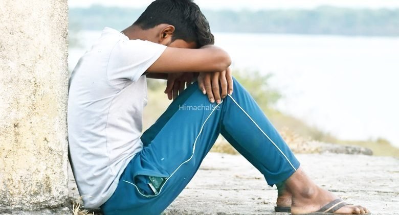 मरती मां को छोड़ पिता बना रहे थे संबंध, बेटे ने देखा तो लेनी चाही बाप की जान लेकिन फिर..