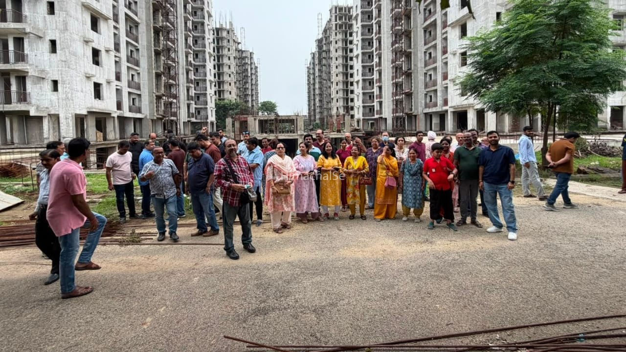 2013 में बुक किया था घर, 13 साल बाद भी नहीं मिला कब्जा, गाजियाबाद में प्रदर्शन​
