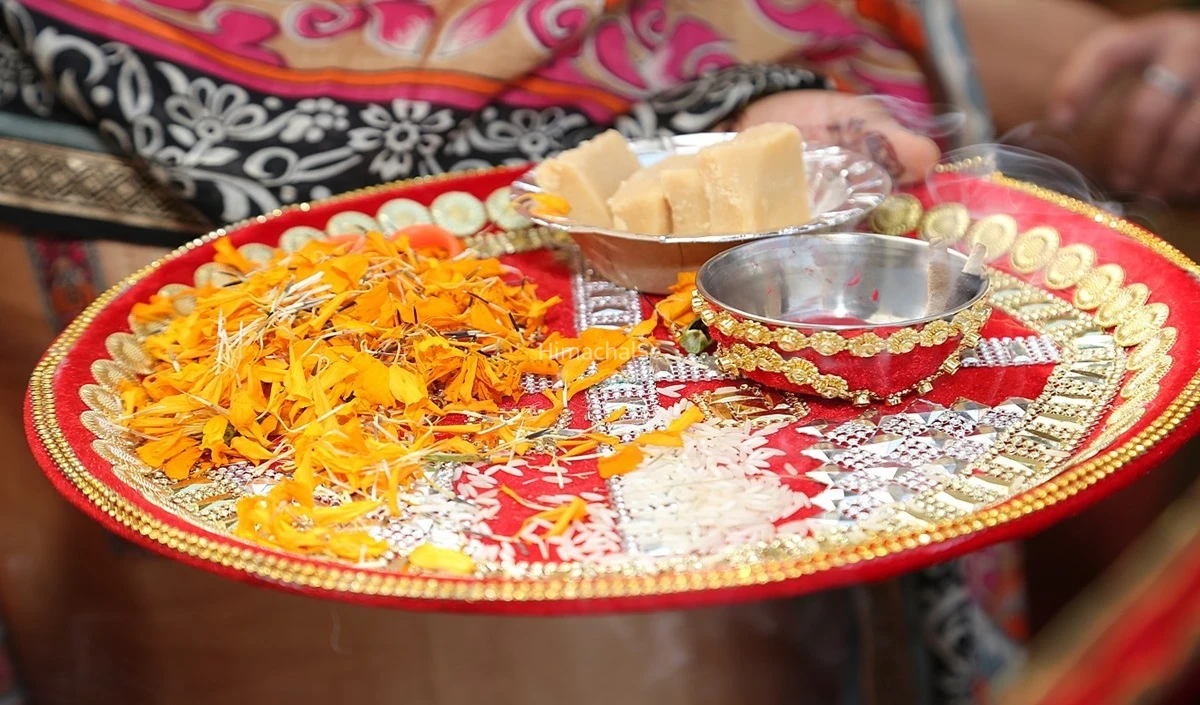 Sawan Tradition: सावन में बेटियों का घर आना क्यों माना जाता है सौभाग्य? जानिए सोलह श्रृंगार और Gifts का महत्व​