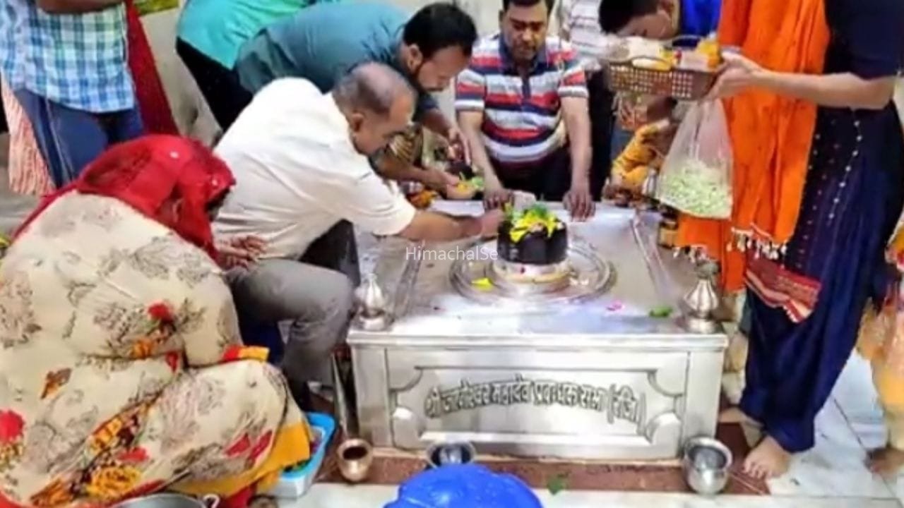 कानपुर का 300 साल पुराना अद्भुत शिव मंदिर, दिन में तीन बार बदलता है शिवलिंग का रंग​