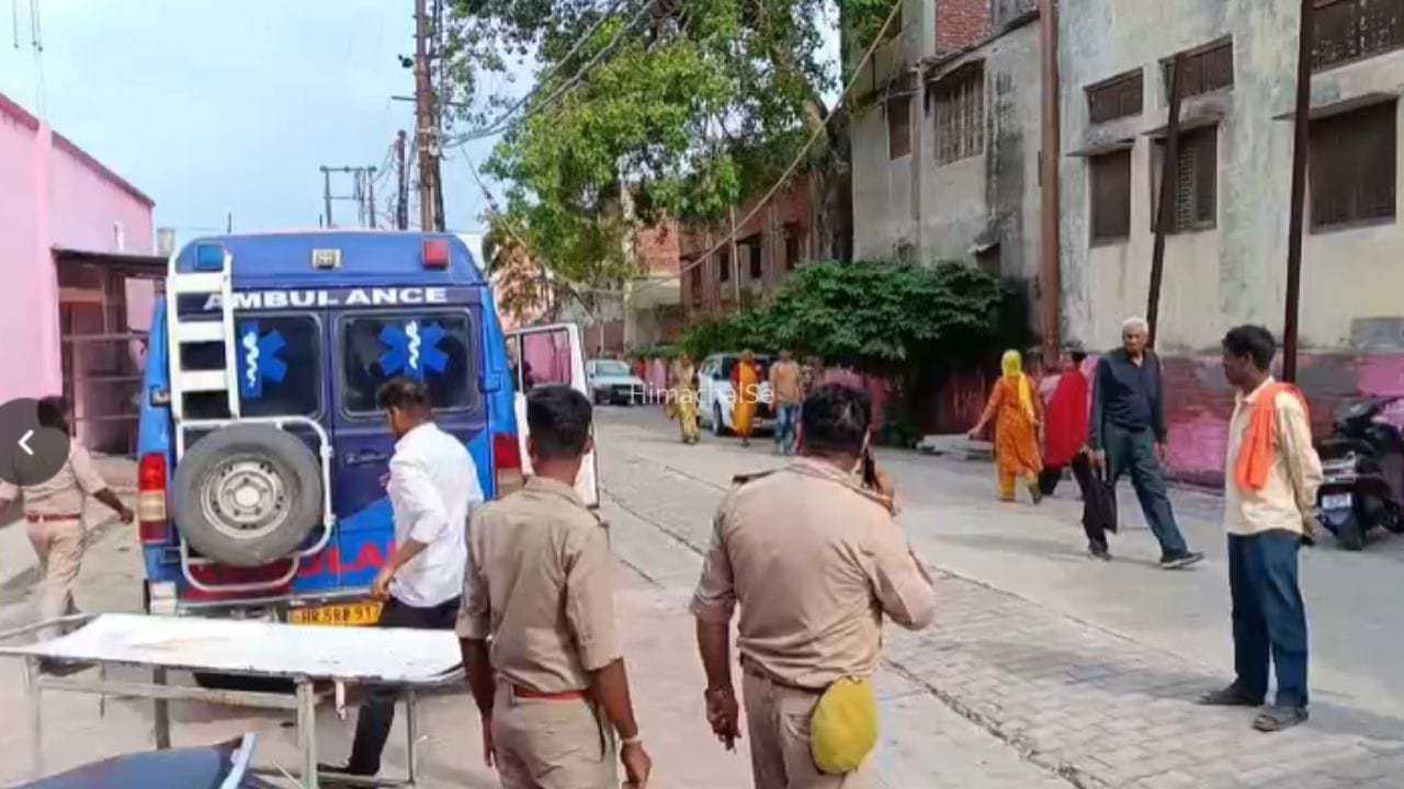 अलीगढ़ में दर्दनाक हादसा, सड़क किनारे खड़े थे पति-पत्नी और दरोगा; रॉन्ग साइड से आए ट्रक ने तीनों को कुचला​