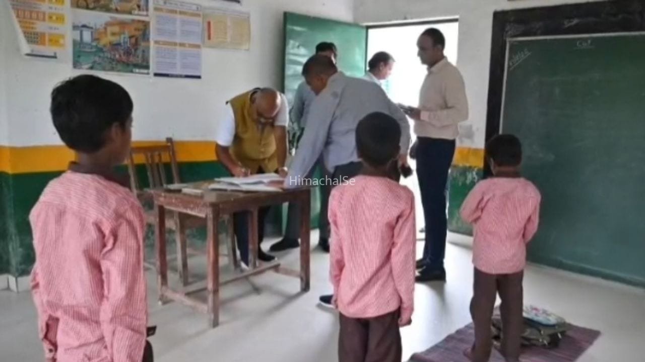 अजब-गजब हाल! 106 बच्चों में सिर्फ 3 पहुंचे स्कूल, 5 में से 4 शिक्षक गायब; देख दंग रह गए DM साहब​