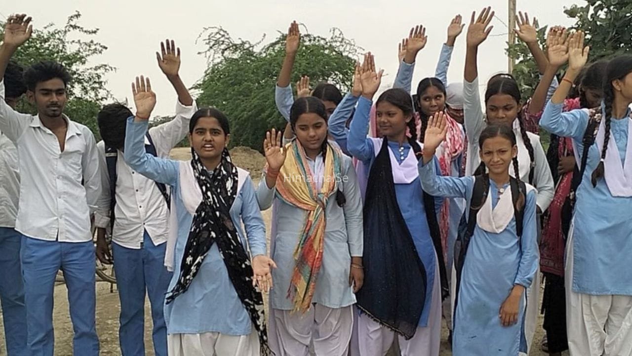 पहले सड़क बनवाओ, फिर पिज्जा खिलाओ… महोबा में जिला पंचायत अध्यक्ष से बोले जेन अल्फा छात्र​