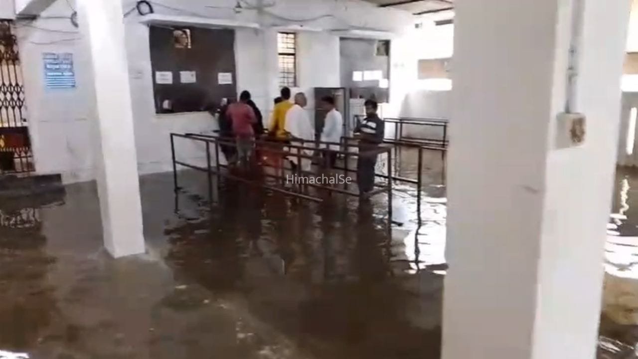 UP: पानी-पानी हुआ बहराइच मेडिकल कॉलेज, मरीजों की बढ़ी मुसीबत​