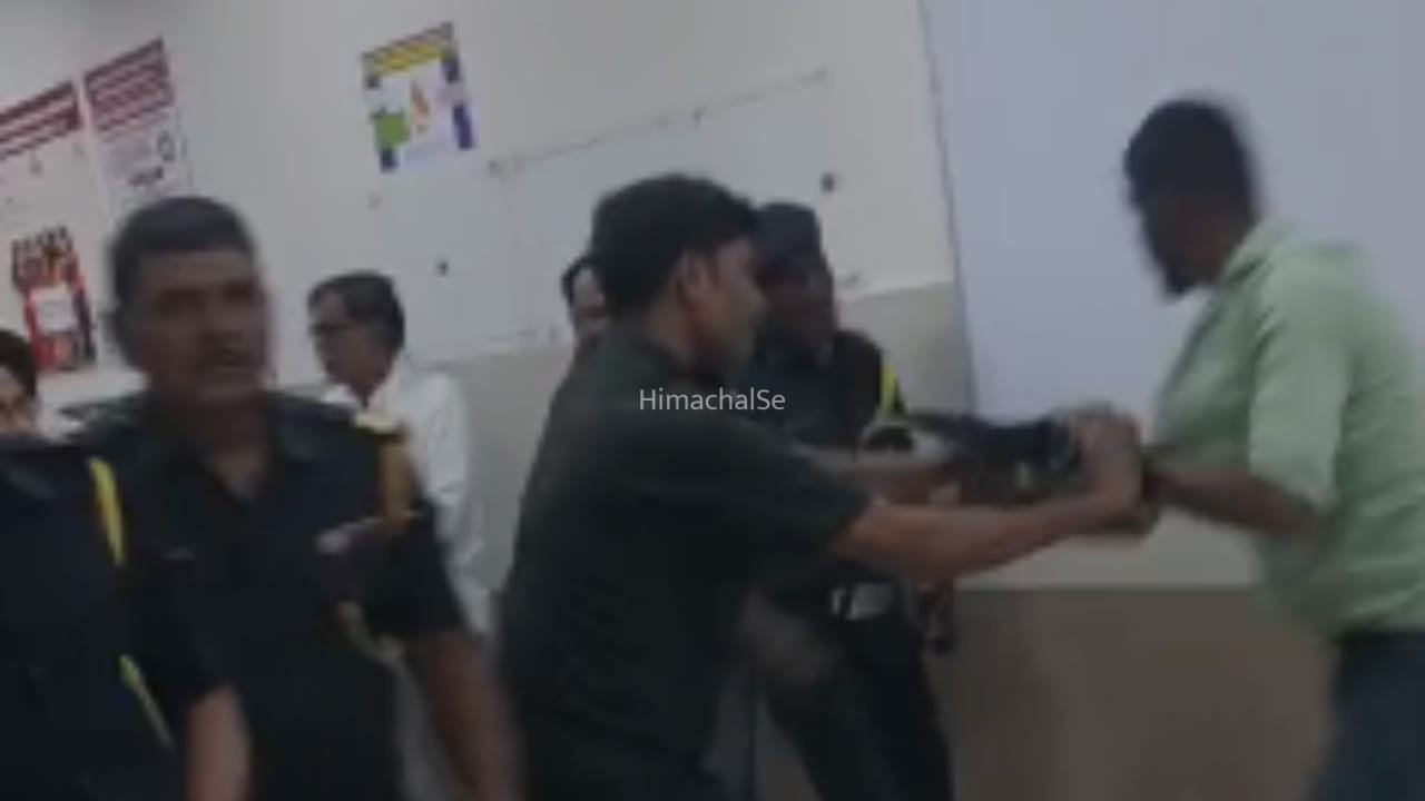 फतेहपुर के ट्रामा सेंटर में गुटखा खाने पर हुई ‘महाभारत’! गार्ड और मरीज के परिवार भिड़े​