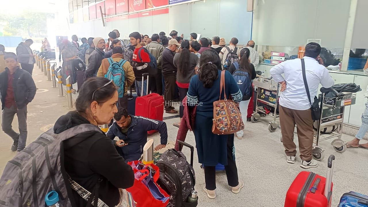 वाराणसी एयरपोर्ट पर चेकिंग के दौरान चली गोली, क्या है हथियार लेकर यात्रा करने का नियम?​