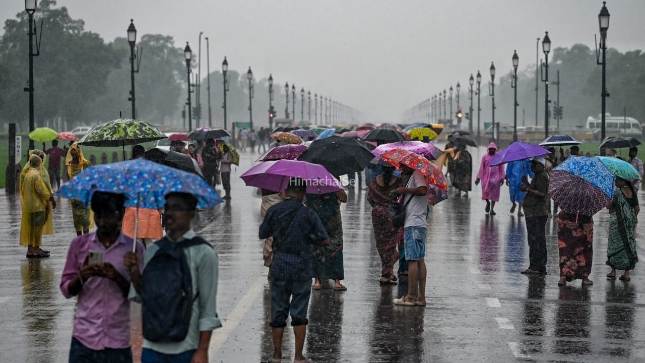 Aaj Ka Mausam: दिल्ली में 17 अगस्त तक बारिश से राहत नहीं… यूपी से महाराष्ट्र तक अलर्ट, जानें अपने इलाके के मौसम का हाल​