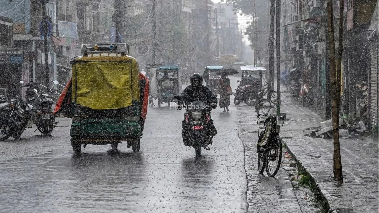 Aaj Ka Mausam: दिल्ली में आंधी-बारिश का अलर्ट, यूपी से मिजोरम तक जमकर बरसेंगे बादल, जानें हिमाचल-उत्तराखंड समेत अपने राज्य का हाल​