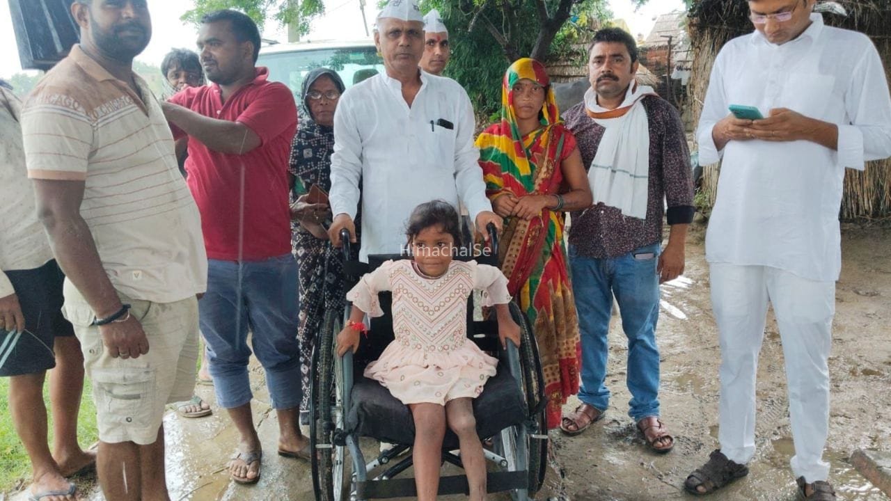 UP: बलिया की बिटिया को मिला व्हीलचेयर, एक पांव से 400 मीटर दूर स्कूल जाने को थी मजबूर