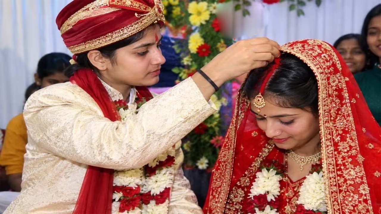 अजब प्रेम की गज़ब दास्तान, 17 साल की दो किशोरियों ने रचाई शादी; लड़के का भेष बदलकर भरी मांग