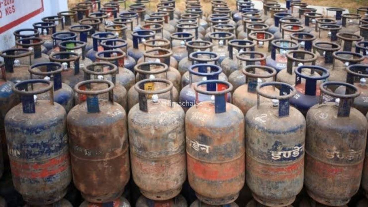 LPG Price Hike: कमर्शियल गैस सिलेंडर की कीमतों में इजाफा, जानें कितने हुए दाम​