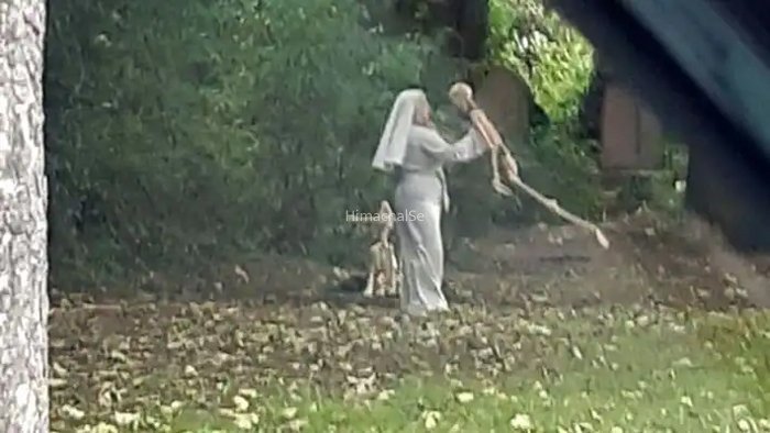 कब्रिस्तान के पास मानव कंकाल के साथ खेलती कूदती दिखी महिला, नजारा देख डर गऐ राहगीर​​​