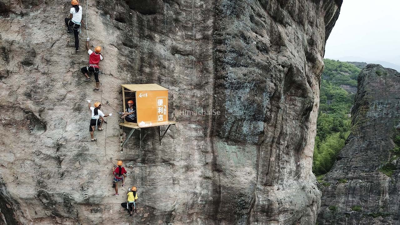 खड़े पहाड़ पर लटकी है ये दूकान, यहाँ से सामान लेना किसी एडवेंचर से कम नहीं है​​​
