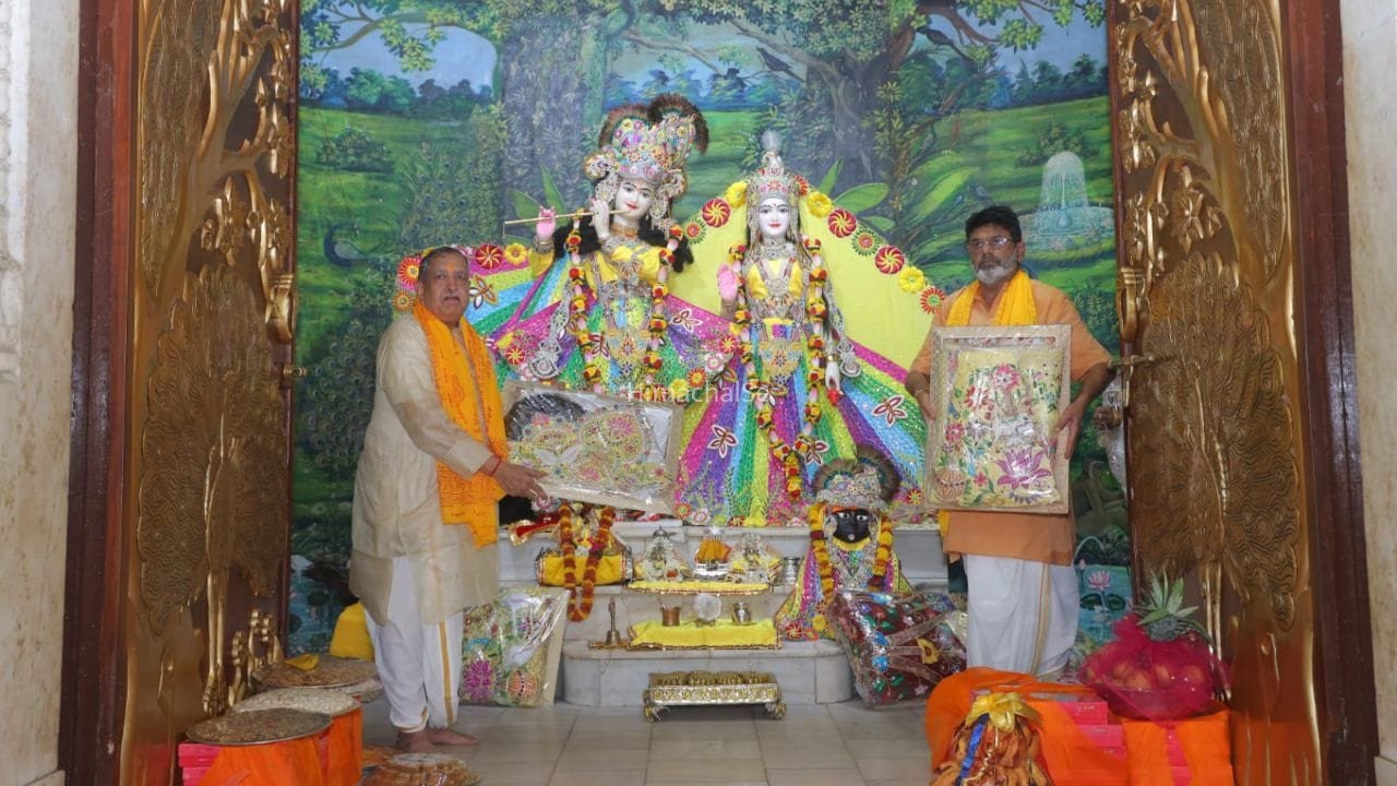 रामलला की नगरी से कान्हा के लिए प्रसाद, काशी से आया श्रृंगार; मथुरा में चढ़ाए गए खास उपहार
