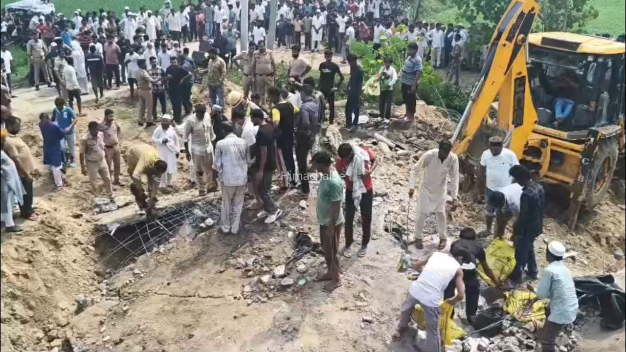 दिल्ली के बाद मुरादाबाद में भी गिरा दो मंजिला मकान, रेस्क्यू में जुटी टीम​