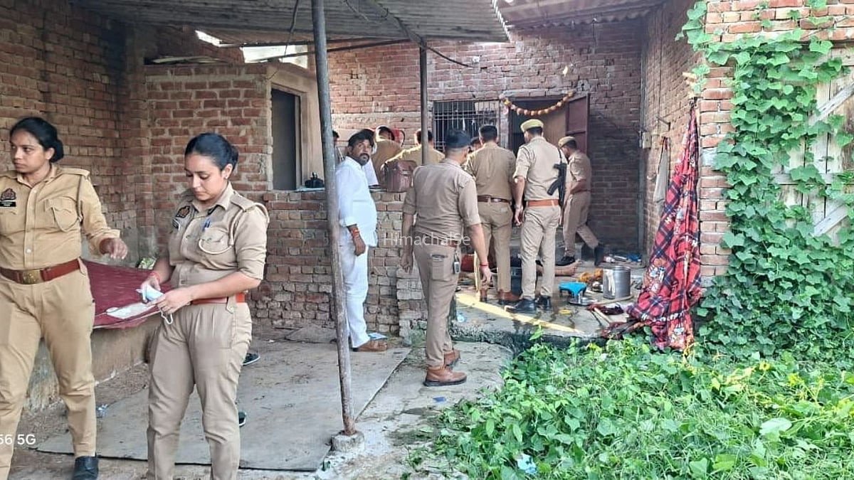 पति ने पत्नी​​ की बेरहमी से की हत्या; सिर पर वार के बाद धारदार हथियार से काटा गला, आरोपी की तलाश में जुटी पुलिस​​