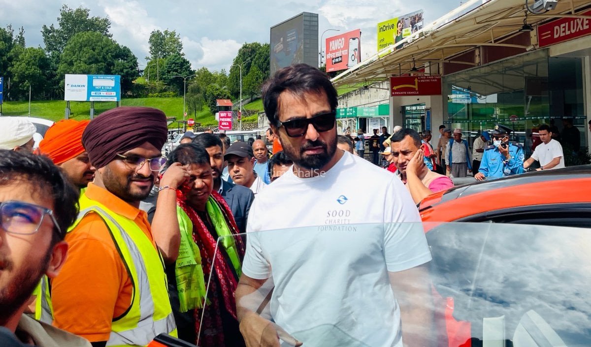 अभिनेता Sonu Sood राहत सामग्री लेकर पहुंचे Nepal, बाढ़ पीड़ितों को बांटे भोजन और कंबल​