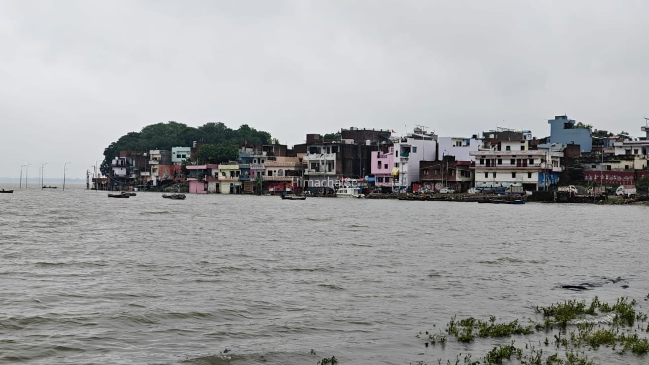 प्रयागराज में गंगा-यमुना उफान पर, मंडराया बाढ़ का खतरा…  कई घाट डूबे; रिहायशी इलाकों तक पहुंचा पानी​