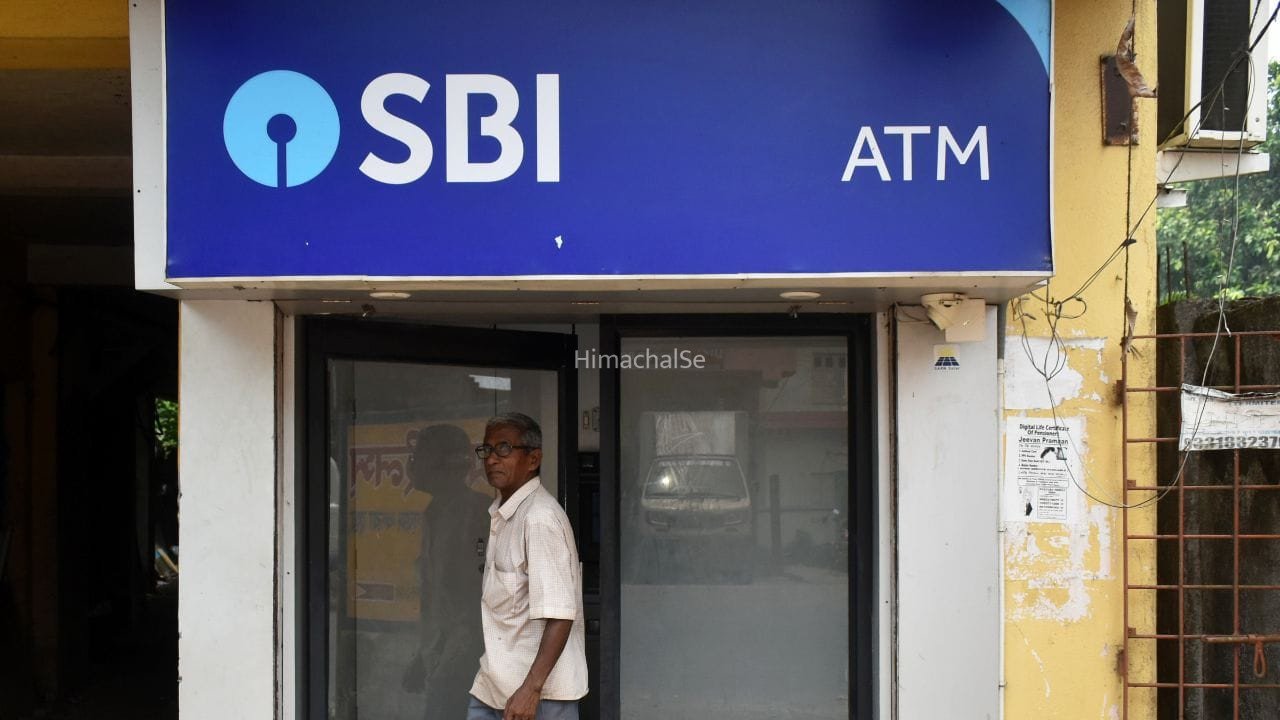 1 अक्टूबर से SBI का नया नियम! सैलरी अकाउंट होल्डर्स की फ्री ATM लिमिट घटी, 5 के बाद लगेगा एक्स्ट्रा चार्ज​