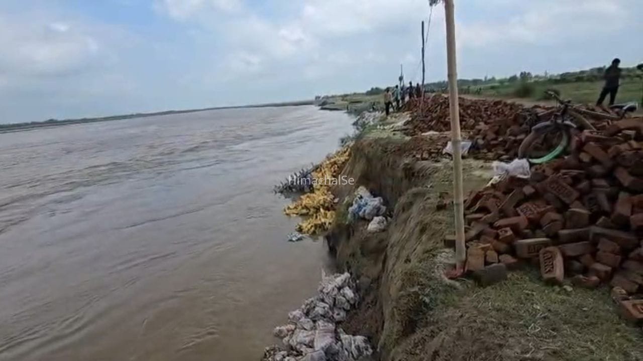 चंद घंटे और… नदी में समा जाता रास्ता! श्रावस्ती में 500 मजदूरों ने रातभर राप्ती से लड़ी जंग​