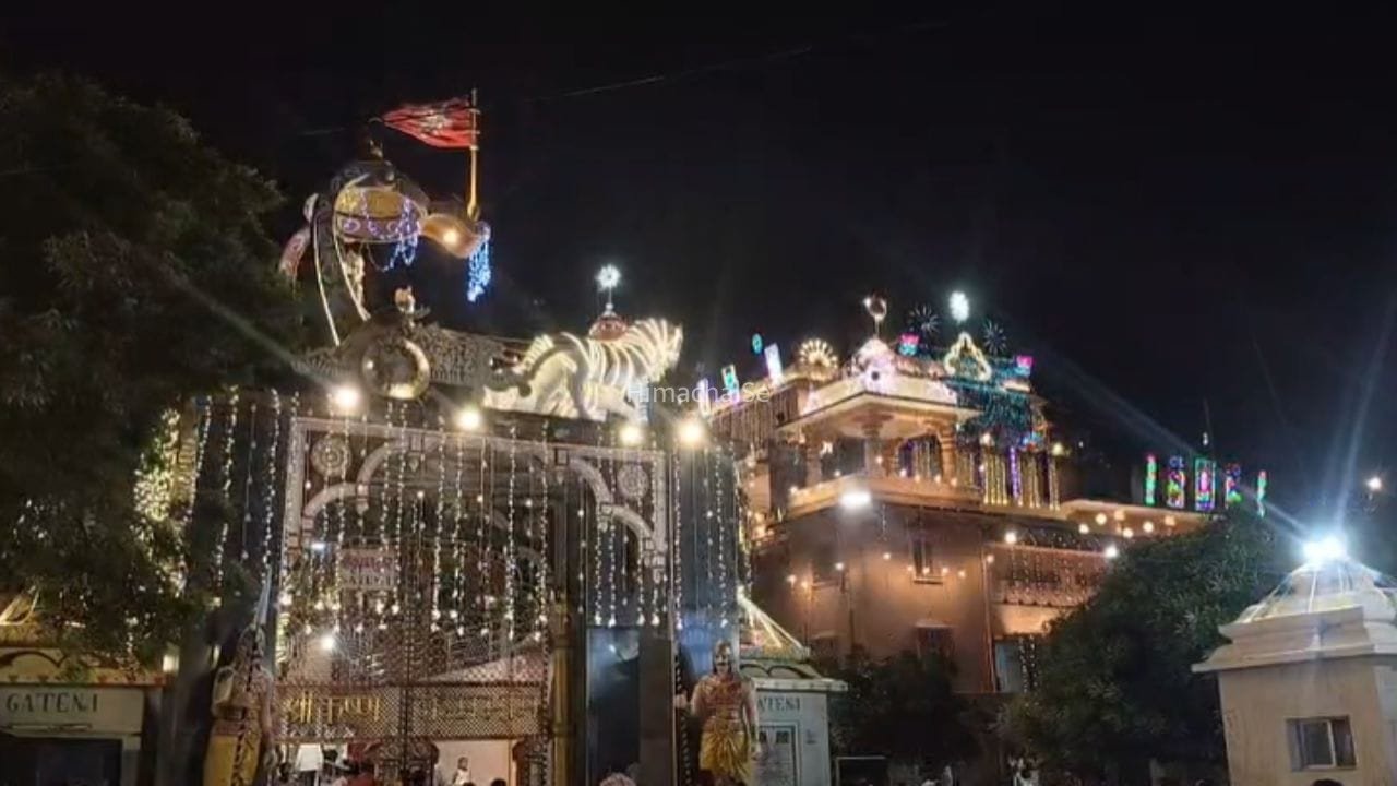 जन्माष्टमी पर सजकर तैयार कान्हा की नगरी, रोशनी से जगमगाए मथुरा के मंदिर-बाजार​