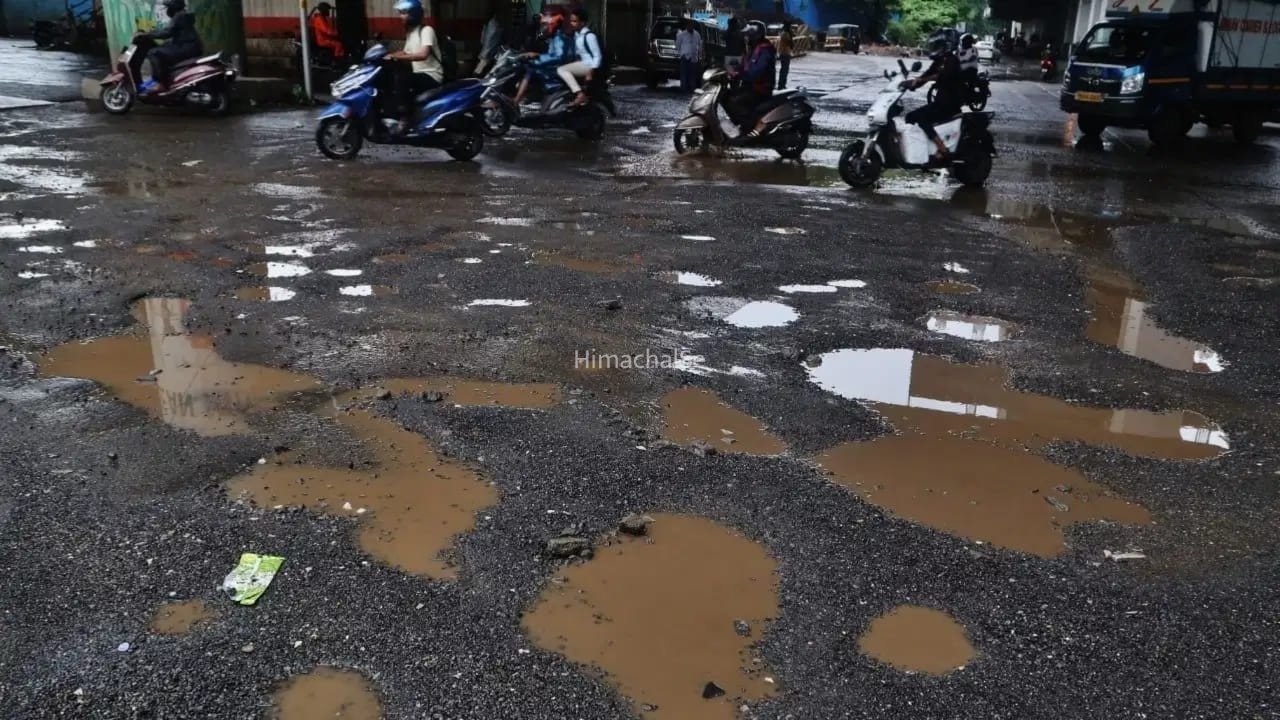 हाईवे पर गड्ढे ही गड्ढे! नोएडा में टोल देकर कर रहे मौत को दावत देने वाला सफर​
