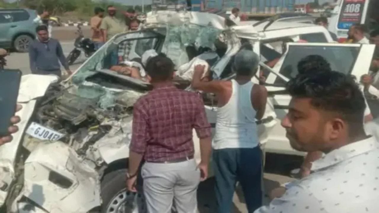 गुजरात के भावनगर में भीषण सड़क हादसा, ट्रेलर से जा भिड़ी SUV; 7 लोगों की मौत गुजरात के भावनगर में भीषण सड़क हादसा, ट्रेलर से जा भिड़ी SUV; 7 लोगों की मौत